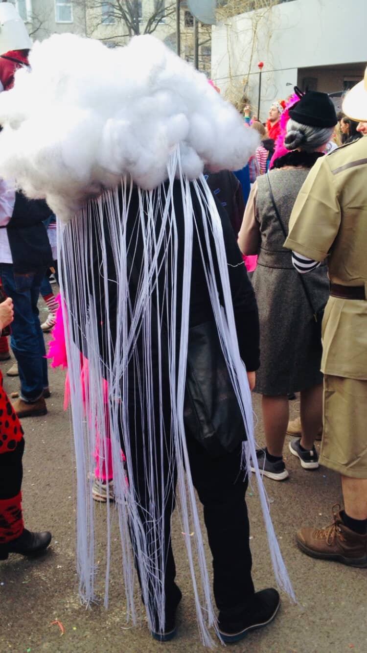 [das Bild eines Menschen mit Wolkenkostüm, mit tollen langen Regenfäden]