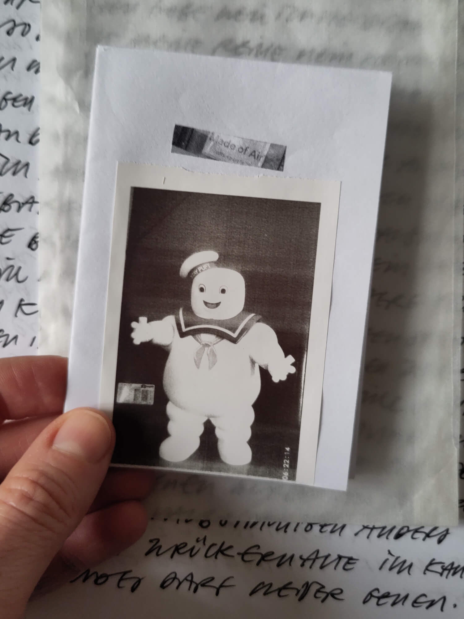 [ein Bild meines Zines mit dem Marshmallow Man vorne drauf in schwarzweiß ausgedruckt]